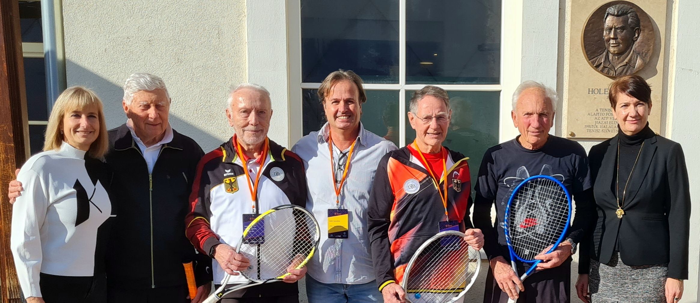 Judik Zoltán, a német Max Werner, a dán Viggo Holm és a 90-es kategória győztese, a német Herbert Althaus köszöntésére Nagy Csilla (balról), Bíbok Tamás (középen) és Sütő Csilla (a kép jobb szélén) MTSZ főtitkár érkezett. A háttérben a volt MTSZ-elnök, Hole György emlékét idézi a relikvia.