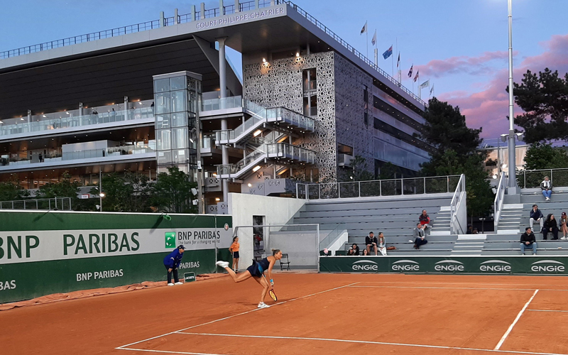 Udvardy Panna a Roland Garros 6-os pályáján - Fotó: tenisz-palya.hu