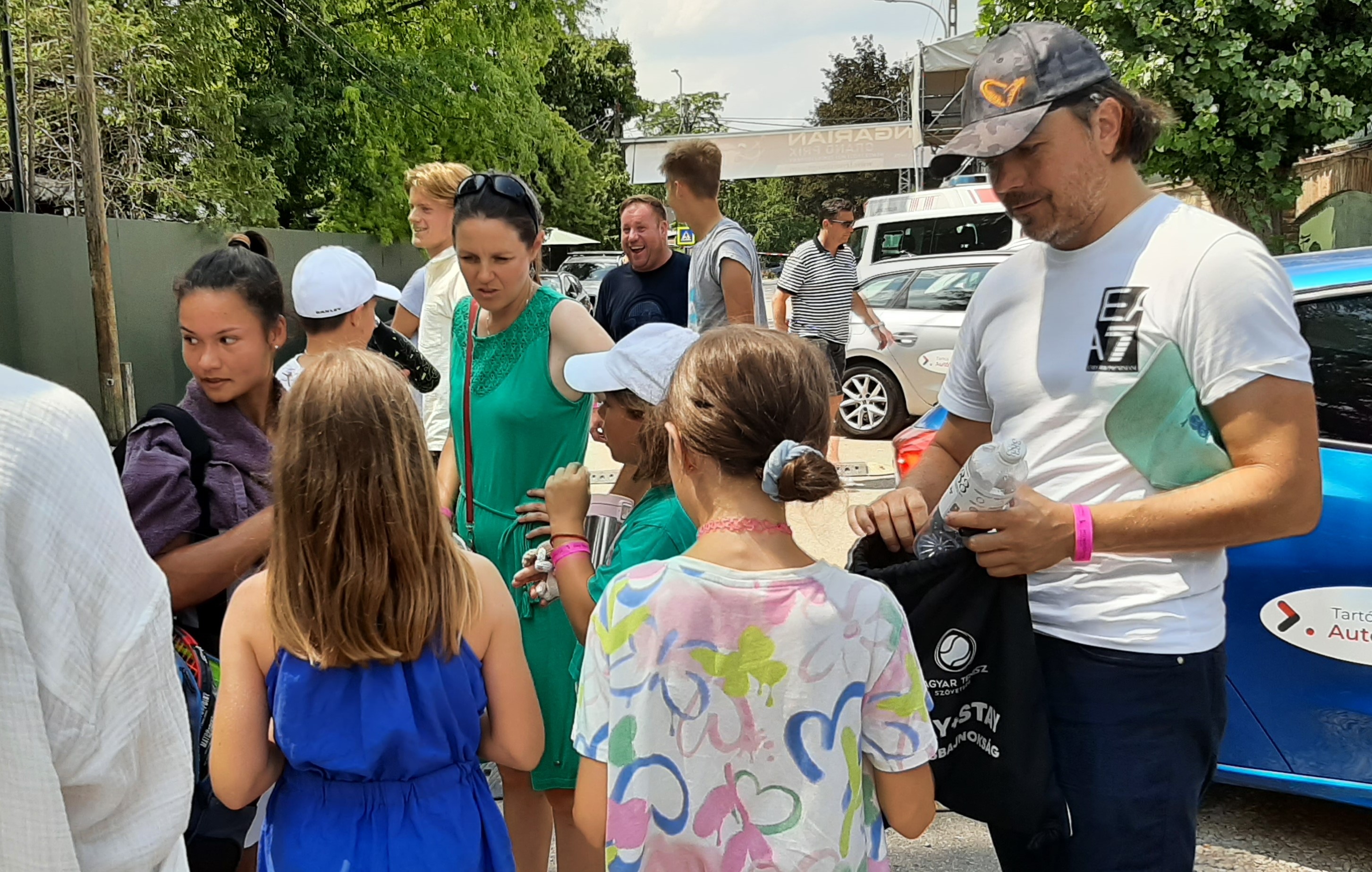 Tóth Amarissa autogrammot oszt az őt köszöntő gyerekeknek